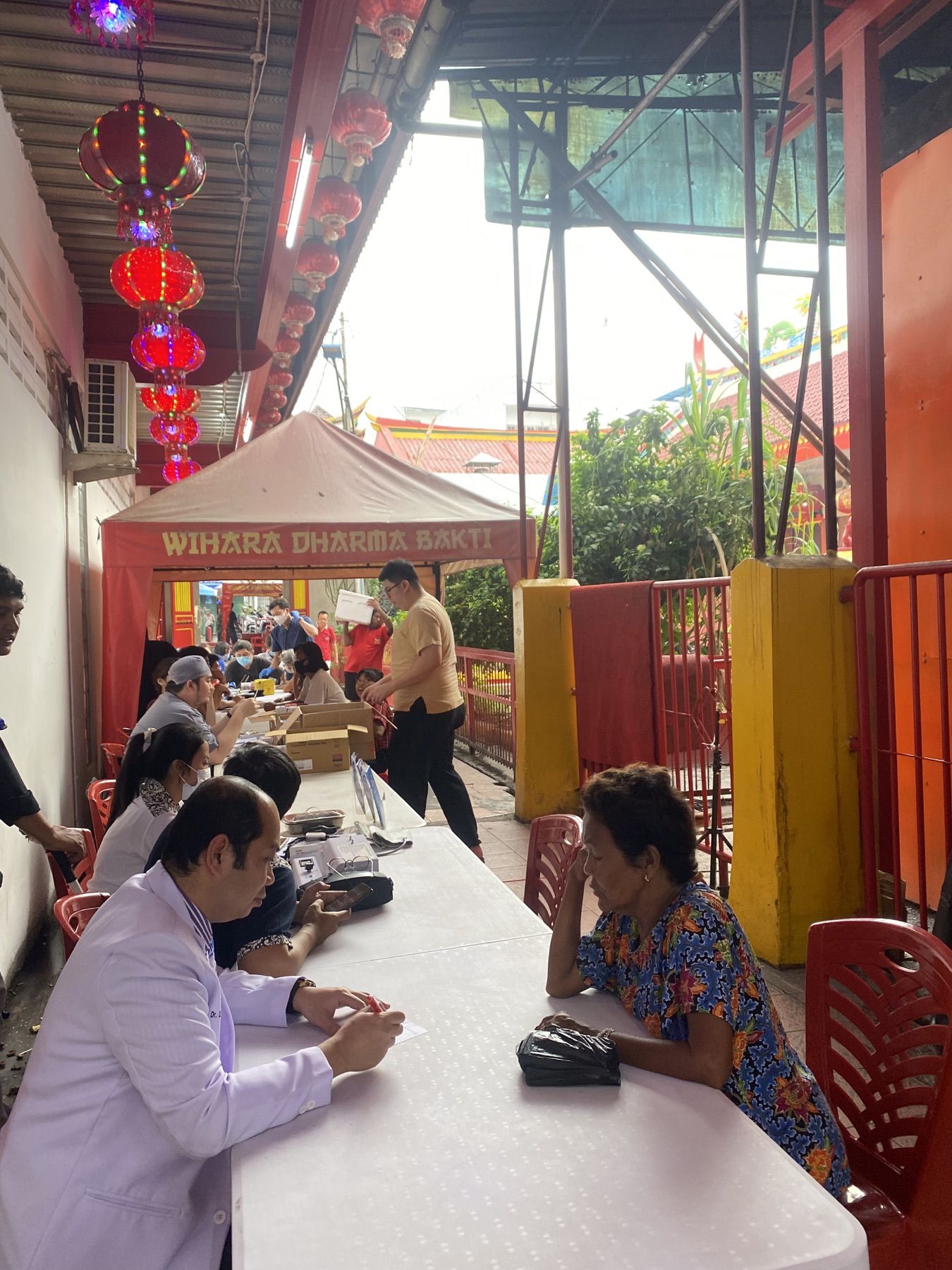 Dokter SMC berkonsultasi dengan peserta bakti sosial di Vihara Dharma Bakti