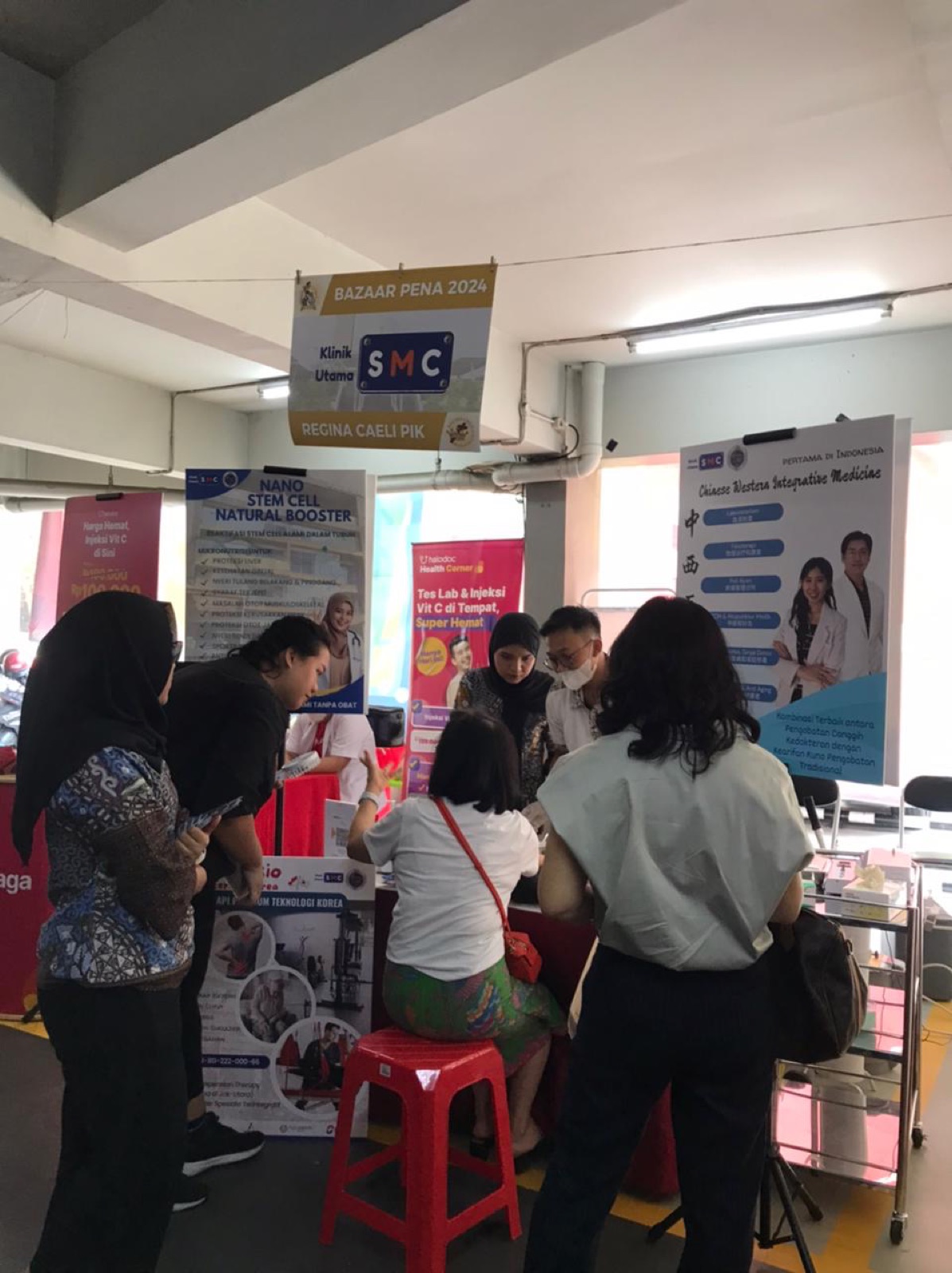 Pengunjung berdiskusi dengan tim SMC di booth Bazaar PENA 2024
