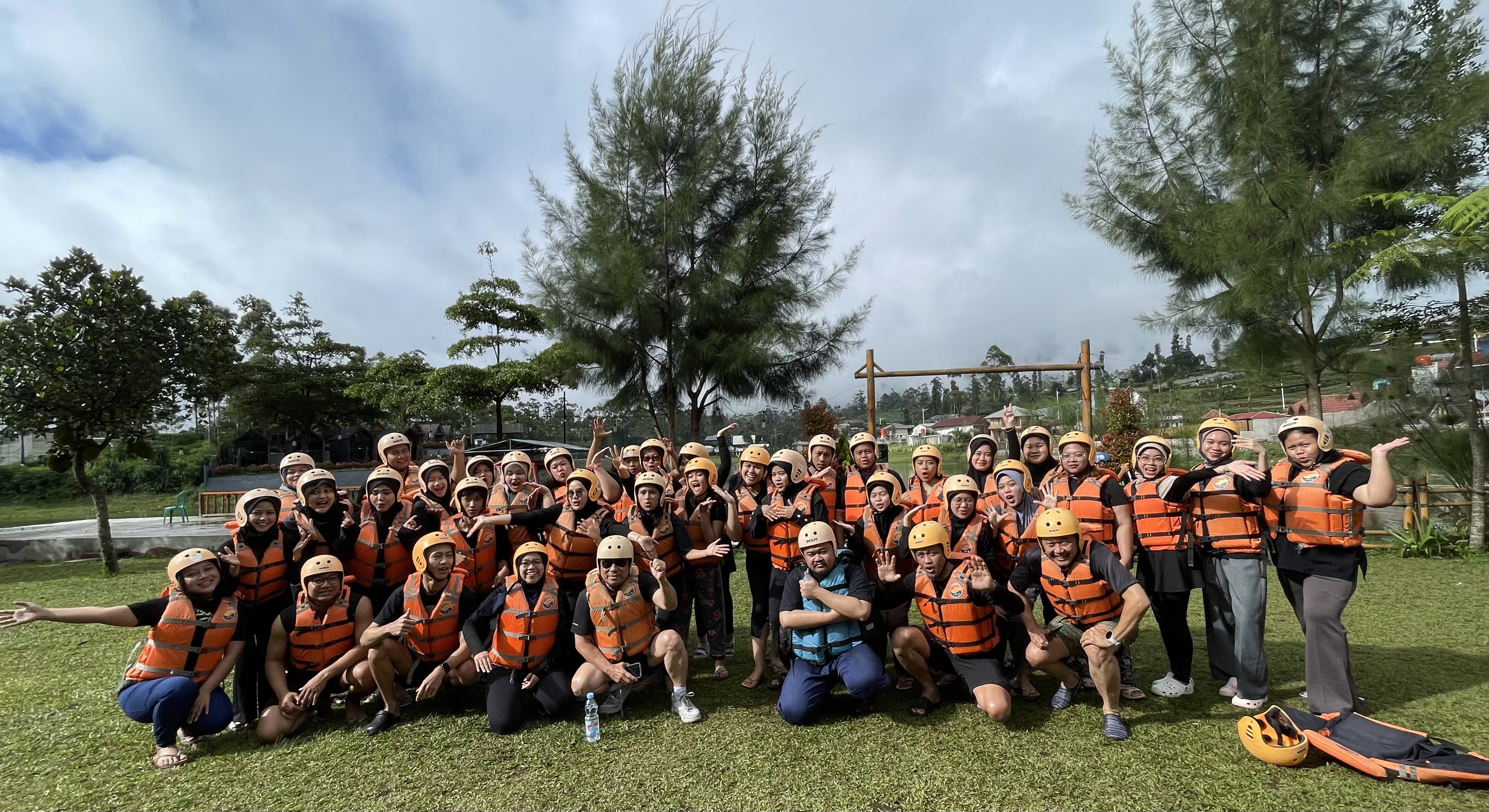Tim SMC berfoto bersama mengenakan pelampung sebelum rafting