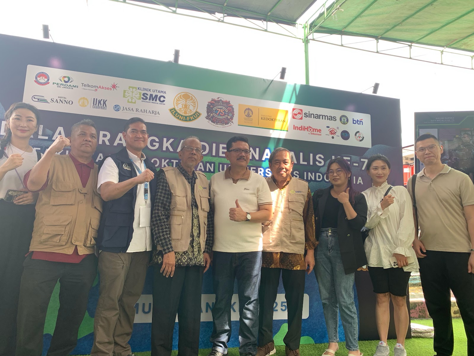 Tim dan mitra berfoto bersama di depan panggung kegiatan BUMI 2.0