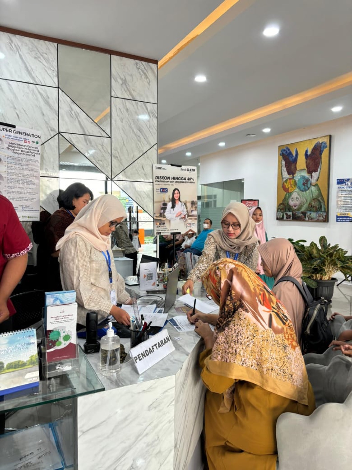 Peserta kegiatan melakukan pendaftaran di Klinik Utama SMC