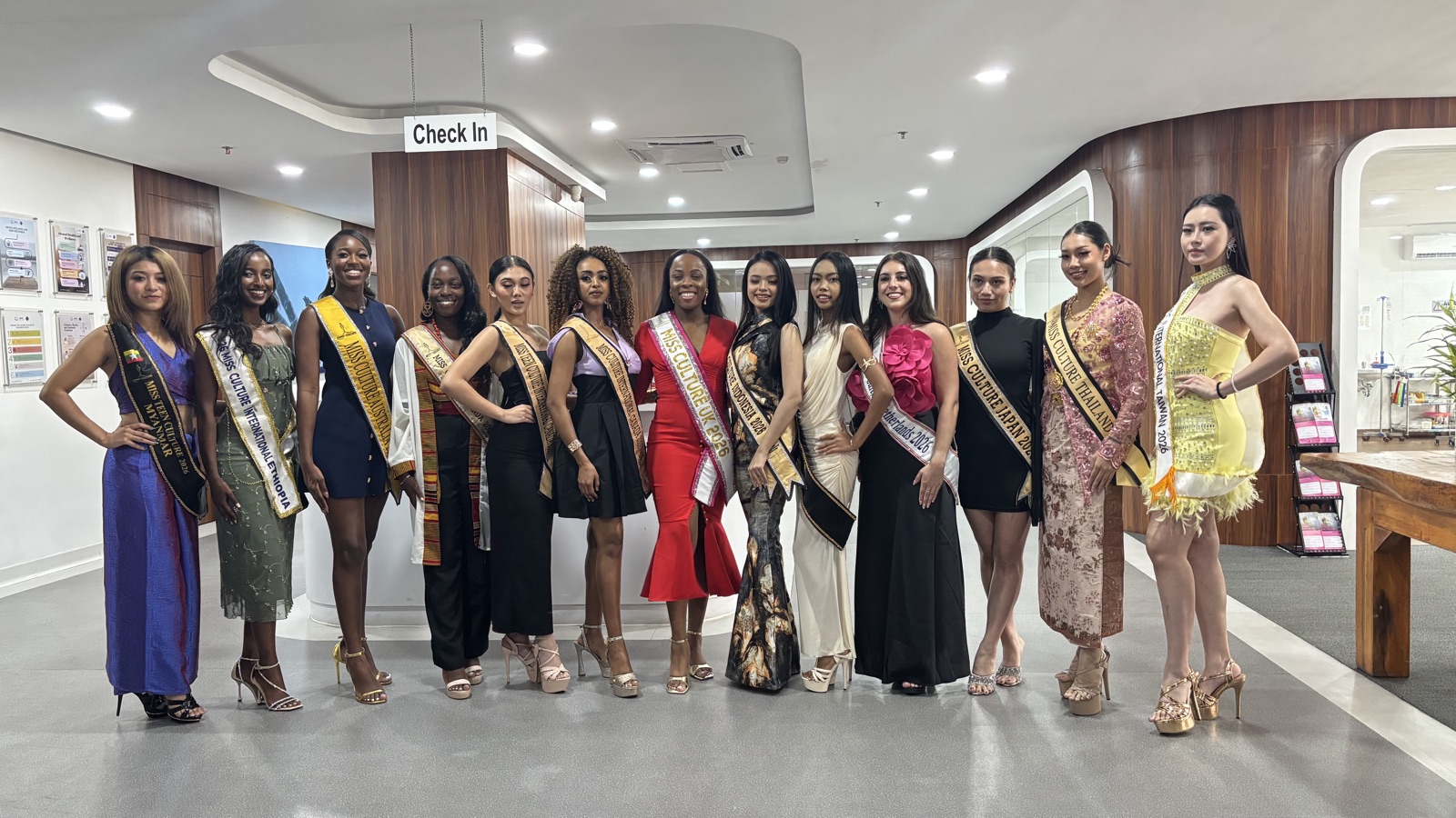 Peserta Miss Cultural 2026 berfoto bersama saat kunjungan klinik