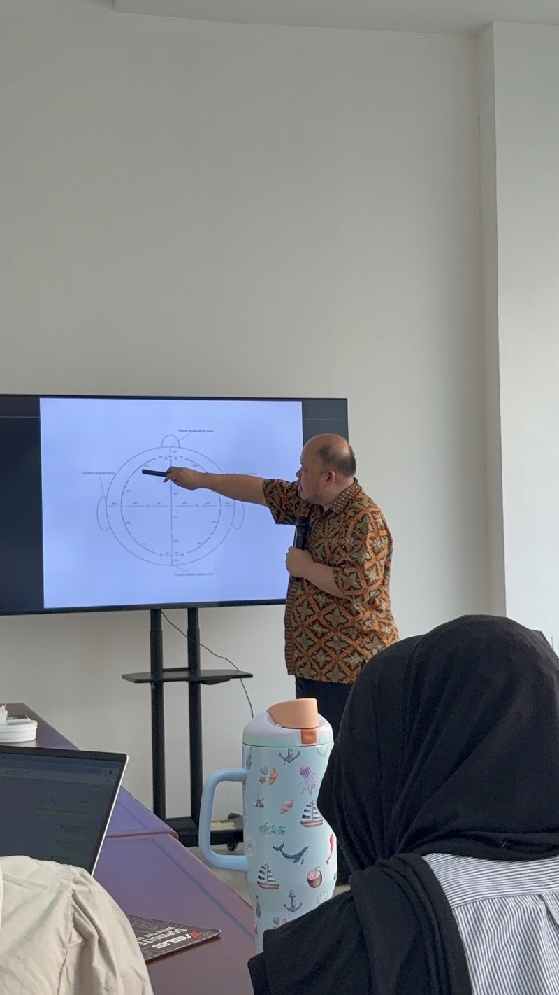 Instruktur menerangkan diagram pemeriksaan tidur kepada peserta