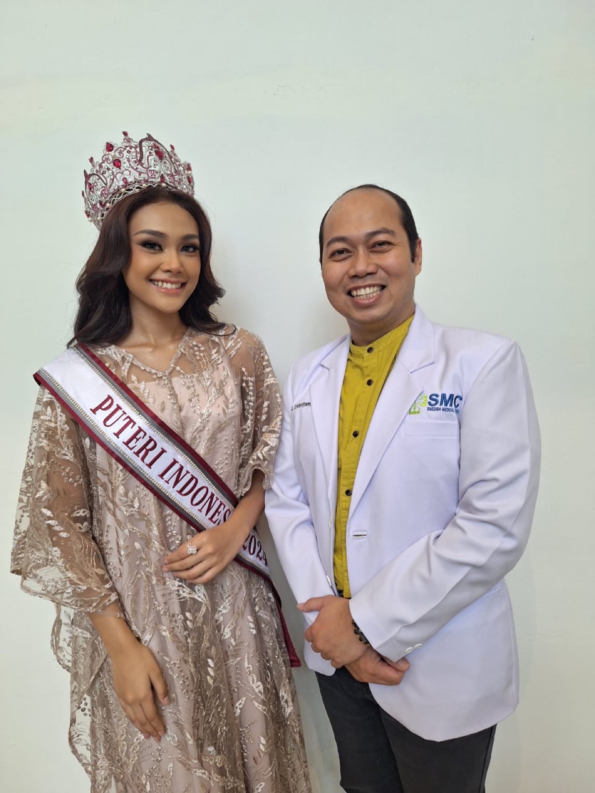 Perwakilan Puteri Indonesia berfoto bersama dokter SMC