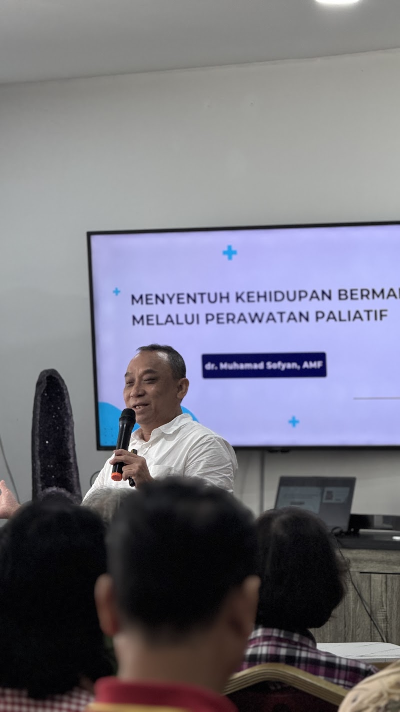 Pembicara menjelaskan perawatan paliatif di hadapan peserta seminar