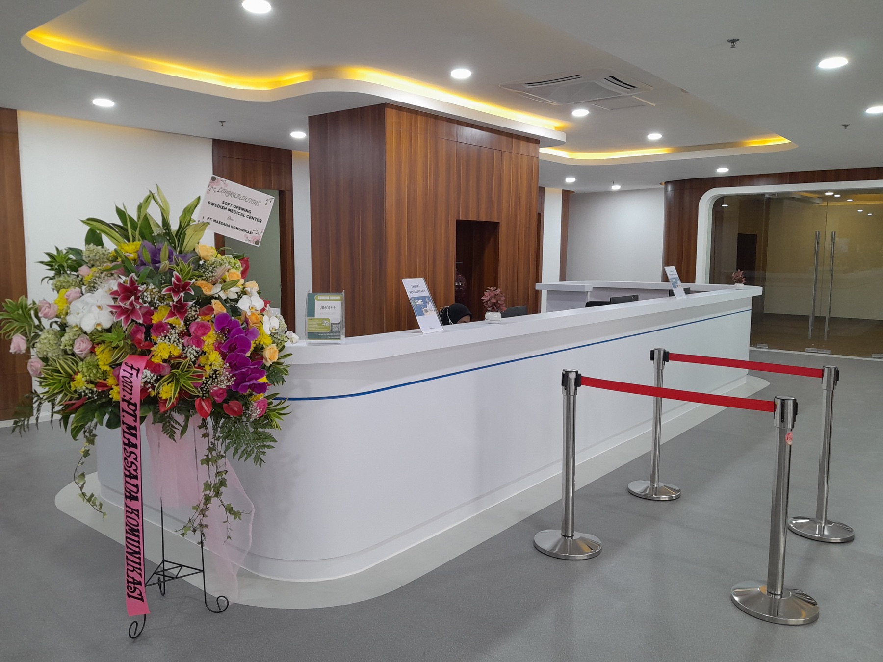 Area resepsionis Klinik Utama SMC saat soft opening